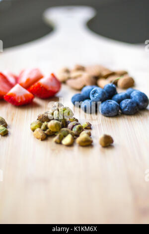 Des fruits sains sur une planche à découper en bois Banque D'Images