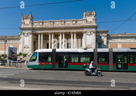 Le tramway moderne en face de la galerie nationale d'Art Moderne et Contemporain de Rome, Italie Banque D'Images