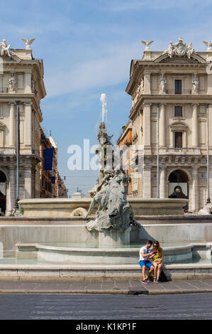 Jeune couple assis à la Fontaine des Naïades à la Piazza della Repubblica à Rome, Italie Banque D'Images