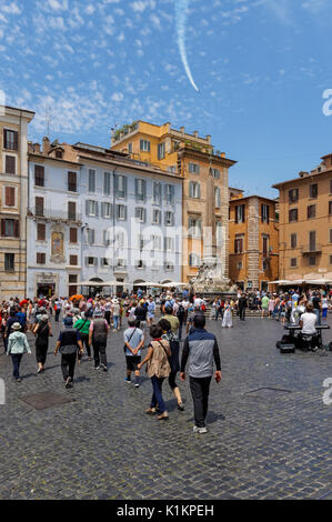 Les touristes à la Piazza della Rotonda à Rome, Italie Banque D'Images