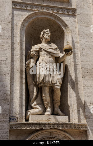 Sculpture sur la façade de l'église Saint-Louis des Français, Rome, Italie Banque D'Images