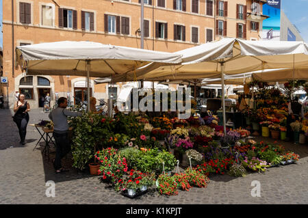 Stand de fleurs au Campo de' Fiori à Rome, Italie Banque D'Images