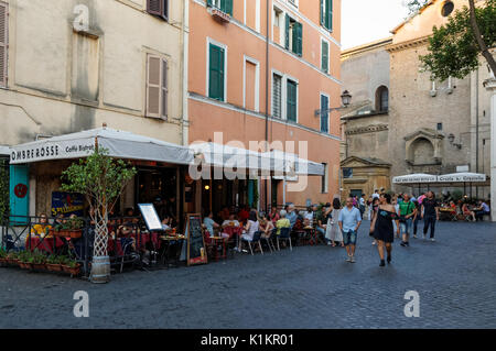 Les touristes visitant restaurants dans le Trastevere, Rome, Italie Banque D'Images