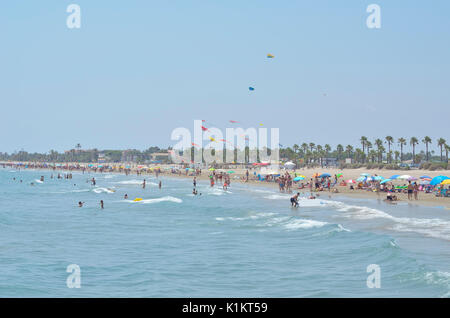 Superbe matinée ensoleillée avec ciel bleu à la plage de Castellon de la Plana (Valencia - Espagne). Cerfs-volants sur l'air. Les gens au bord de la mer Banque D'Images