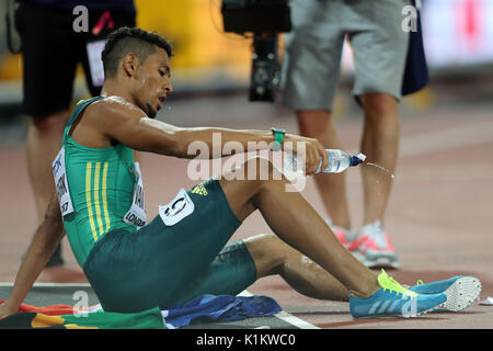 Wayde van Niekerk (Afrique du Sud) épuisé après avoir remporté le 400m hommes à la finale 2017, championnats du monde IAAF, Queen Elizabeth Olympic Park, Stratford, London, UK. Banque D'Images