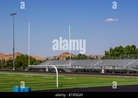 Poteau de but sur un terrain de football avec des gradins Banque D'Images