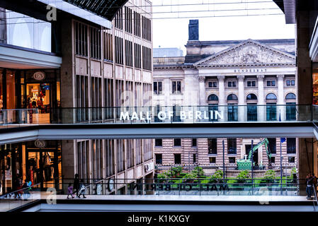 L'énorme complexe du centre commercial de Berlin est situé près de la Potsdamer Platz de Berlin gare. Banque D'Images