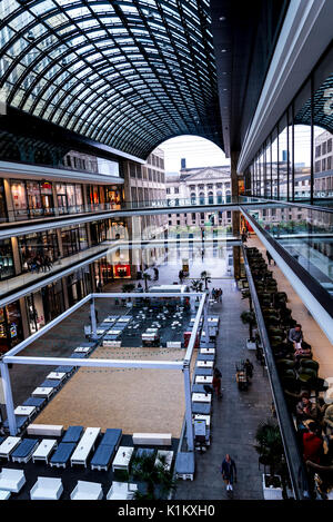 L'énorme complexe du centre commercial de Berlin est situé près de la Potsdamer Platz de Berlin gare. Banque D'Images