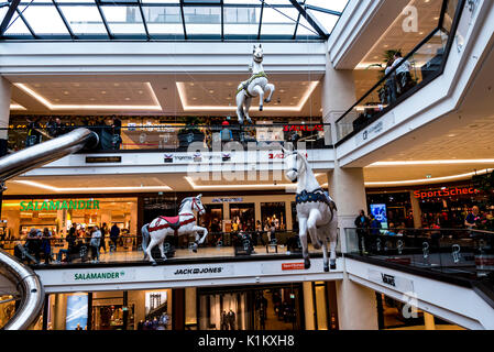 L'énorme complexe du centre commercial de Berlin est situé près de la Potsdamer Platz de Berlin gare. Banque D'Images