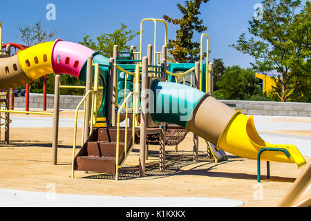 Aire de jeux pour enfants avec toboggan tubulaire Banque D'Images