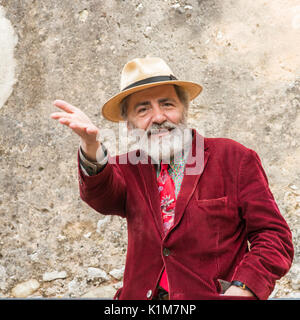 Vieil homme excentrique à Eze, Côte d'Azur, France Banque D'Images