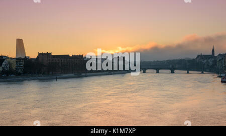 Vue sur le Rhin à Bâle avec Roche Tower et Mittlere Rheinbrücke, sunrise, Bâle, Canton de Bâle-Ville, Suisse Banque D'Images