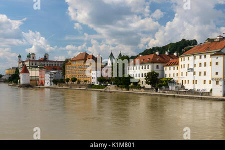 Église des Jésuites Saint Michel et Schaiblingsturm sur le quai de l'Inn, rivière Inn, Vieille Ville, Passau, Basse-Bavière, Bavière Banque D'Images