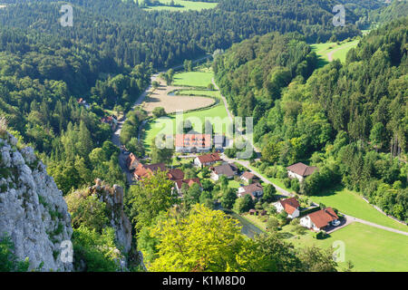 Vue depuis les ruines d'Hohengundelfingen à la vallée et à Gundolphingen Lautertal, Jura souabe, Bade-Wurtemberg, Allemagne Banque D'Images