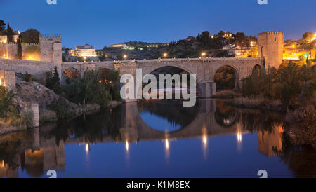 Puente de San Martin bridge compte dans le Tage, Tolède, Castille-La Manche, Espagne Banque D'Images