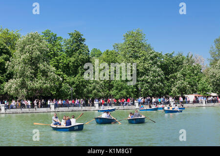 Barques sur le lac Estanque del Retiro, le parc du Retiro, Parque del Buen Retiro, Madrid, Espagne Banque D'Images