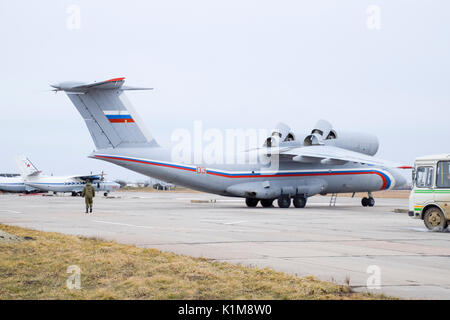 Krasnodar, Russie - Février 23, 2017 : le spectacle aérien dans le ciel au-dessus de l'école de vol de l'aéroport de Krasnodar. Aéronautique à l'honneur du Défenseur de la patrie. Banque D'Images