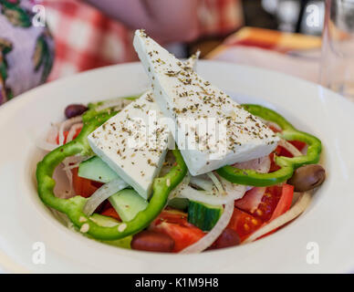 Salade grecque avec des tomates, poivrons, concombres, fromage feta et olives Banque D'Images