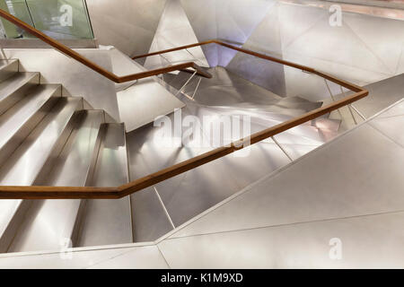 Escalier dans le musée d'art CaixaForum, architecte Herzog et De Meuron, Madrid, Espagne Banque D'Images