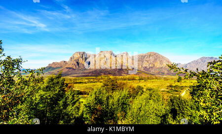 Montagnes Hottentot-Holland entouré de vignes et de terres agricoles dans la région viticole de Stellenbosch dans l'ouest du Cap, en Afrique du Sud Banque D'Images