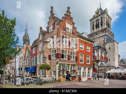 Pays Bas, Hollande-du-Sud, centre de la vieille ville de Delft, de très beaux spécimens de l'architecture néerlandaise au coin Voldersgracht et place du marché avec vue sur l'EC Banque D'Images