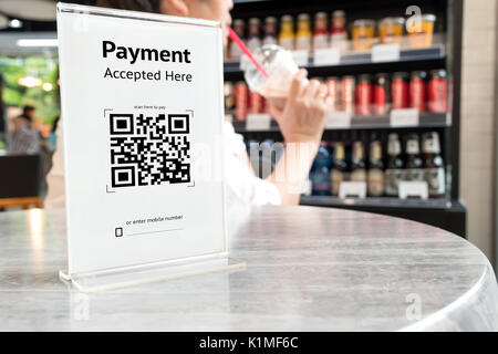 Qr code , paiement sans numéraire , Vente en ligne technologie concept. Café numérique acceptée sans payer de l'argent , tag en plastique sur la table. Banque D'Images