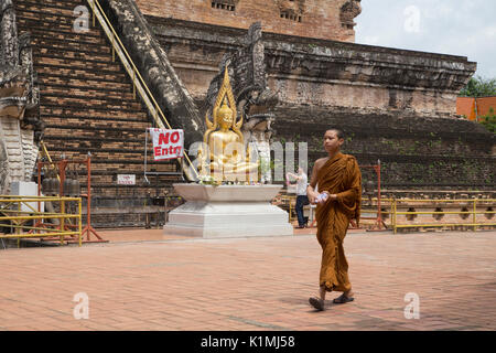 Les moines bouddhistes au Wat Chedi Luang, Banque D'Images