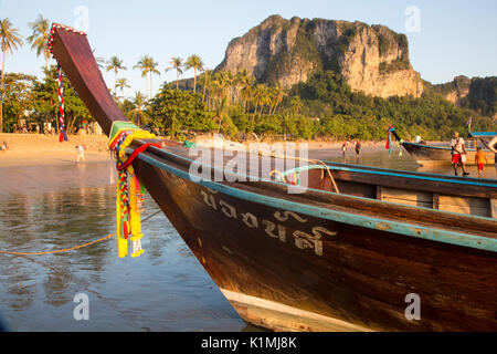 Ao Nang Beach, Krabi au coucher du soleil Banque D'Images