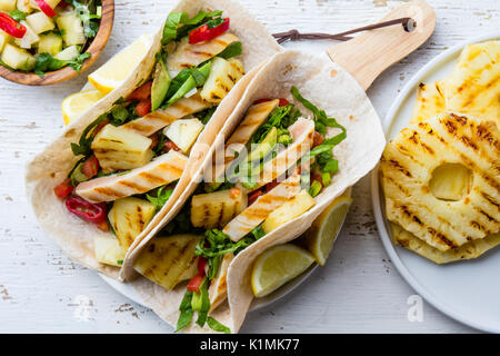 Tacos de poulet mexicain avec ananas grillé sur fond blanc en bois Banque D'Images