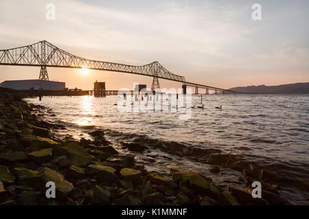 Vue du coucher de l'historique pont astoria le Columbia River, Oregon, USA Banque D'Images