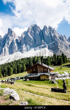 L'Italie. Août 24, 2017. Adolf Munkel est une voie panoramique dans les montagnes, que Odle Geisler à Alm, un chalet alpin à 1996mt. Credit : Mairo Cinquetti/Pacific Press/Alamy Live News Banque D'Images