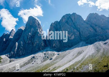 L'Italie. Août 24, 2017. Adolf Munkel est une voie panoramique dans les montagnes, que Odle Geisler à Alm, un chalet alpin à 1996mt. Credit : Mairo Cinquetti/Pacific Press/Alamy Live News Banque D'Images