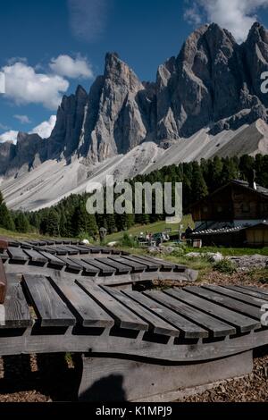 L'Italie. Août 24, 2017. Adolf Munkel est une voie panoramique dans les montagnes, que Odle Geisler à Alm, un chalet alpin à 1996mt. Credit : Mairo Cinquetti/Pacific Press/Alamy Live News Banque D'Images