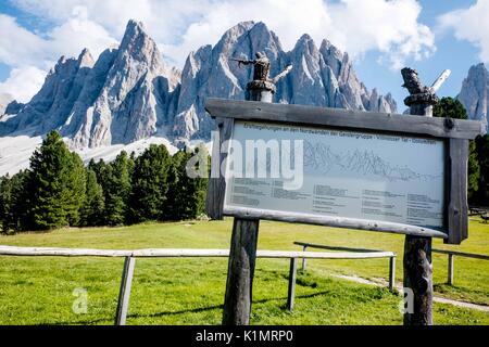 L'Italie. Août 24, 2017. Adolf Munkel est une voie panoramique dans les montagnes, que Odle Geisler à Alm, un chalet alpin à 1996mt. Credit : Mairo Cinquetti/Pacific Press/Alamy Live News Banque D'Images