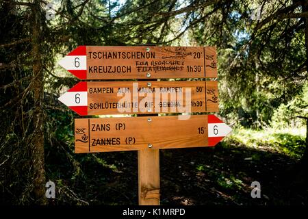 L'Italie. Août 24, 2017. Adolf Munkel est une voie panoramique dans les montagnes, que Odle Geisler à Alm, un chalet alpin à 1996mt. Credit : Mairo Cinquetti/Pacific Press/Alamy Live News Banque D'Images