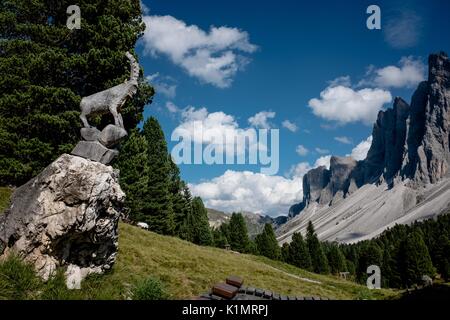 L'Italie. Août 24, 2017. Adolf Munkel est une voie panoramique dans les montagnes, que Odle Geisler à Alm, un chalet alpin à 1996mt. Credit : Mairo Cinquetti/Pacific Press/Alamy Live News Banque D'Images