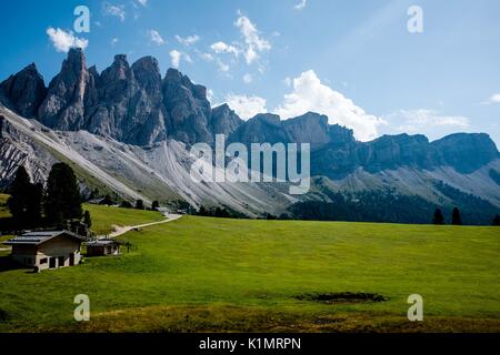 L'Italie. Août 24, 2017. Adolf Munkel est une voie panoramique dans les montagnes, que Odle Geisler à Alm, un chalet alpin à 1996mt. Credit : Mairo Cinquetti/Pacific Press/Alamy Live News Banque D'Images