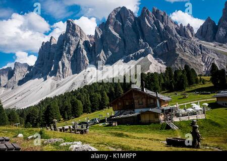 L'Italie. Août 24, 2017. Adolf Munkel est une voie panoramique dans les montagnes, que Odle Geisler à Alm, un chalet alpin à 1996mt. Credit : Mairo Cinquetti/Pacific Press/Alamy Live News Banque D'Images