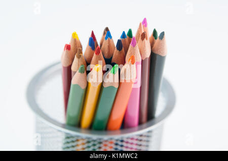 Crayons de couleur sur un fond blanc Banque D'Images