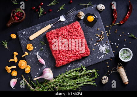 La viande hachée avec des herbes, des baies et des chanterelles. Concept de cuisine de restaurant. Vue d'en haut. Banque D'Images