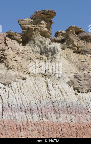 Close up de la formation rocheuse de la groseille Creek Canyon Badlands mur avec rose, écru et beige et érodé les couches en haut. formations Banque D'Images