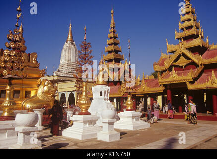 Et sanctuaires érigés à la Pagode Shwezigon, Pagan (Bagan), la Birmanie (Myanmar) Banque D'Images