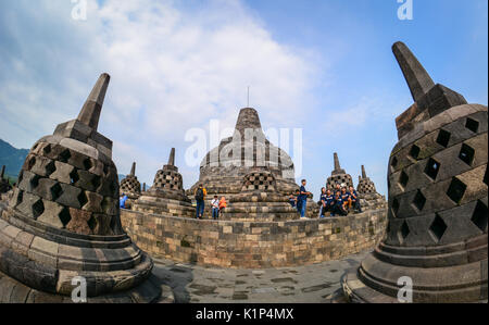 Java, Indonésie - Apr 15, 2016. Les gens visiter Temple de Borobudur sur l'île de Java en Indonésie. Borobudur est l'un des vrais grands monuments antiques, la seule Banque D'Images