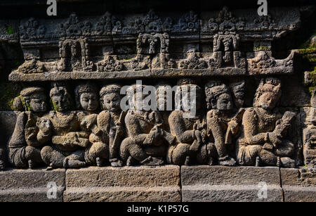 En vertu de l'allégement sculpté de la lumière du soleil à Borobudur à Java, en Indonésie. Construit au 9e siècle, le temple a été conçu dans l'architecture bouddhiste. Banque D'Images