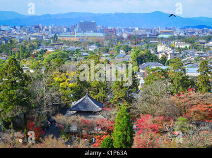 Scène de montagne avec beaucoup de capacités à l'automne à Kyoto, au Japon. Vue du haut de la colline. Banque D'Images