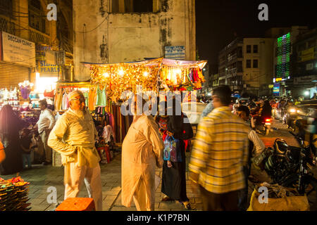 Les marchés colorés pendant le mois sacré du Ramzan à Hyderabad près du Charminar Banque D'Images