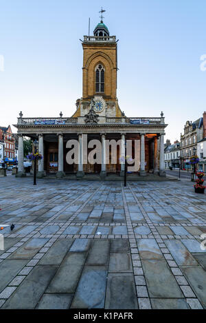 Northampton, UK - Oct 10, 2017 : Ciel clair matin voir l'Église de Tous les Saints de Northampton Town Centre. Banque D'Images