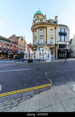 Northampton, UK - Oct 10, 2017 : Ciel clair matin voir des rues du centre-ville de Northampton. Banque D'Images