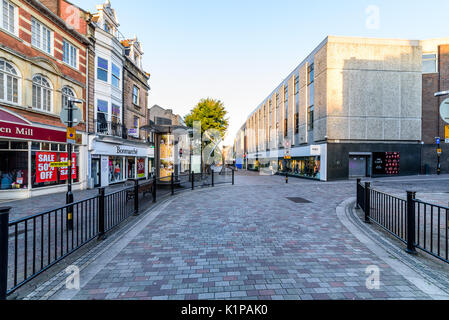 Northampton, UK - Oct 10, 2017 : Ciel clair matin voir de Abington Street dans le centre-ville de Northampton. Banque D'Images