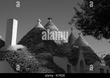 Trulli sur la Via Monte Pasubio, Monti, Alberobello, dans les Pouilles, Italie : version noir et blanc Banque D'Images